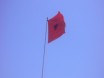Die albanische Flagge an der Grenze