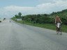 Fahrradfahrer auf der Autobahn