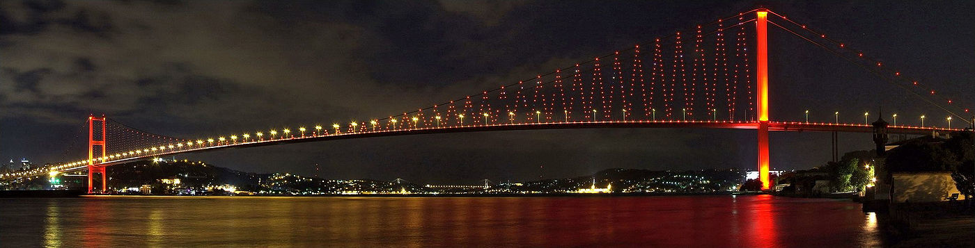 Bosphorus broen med lys